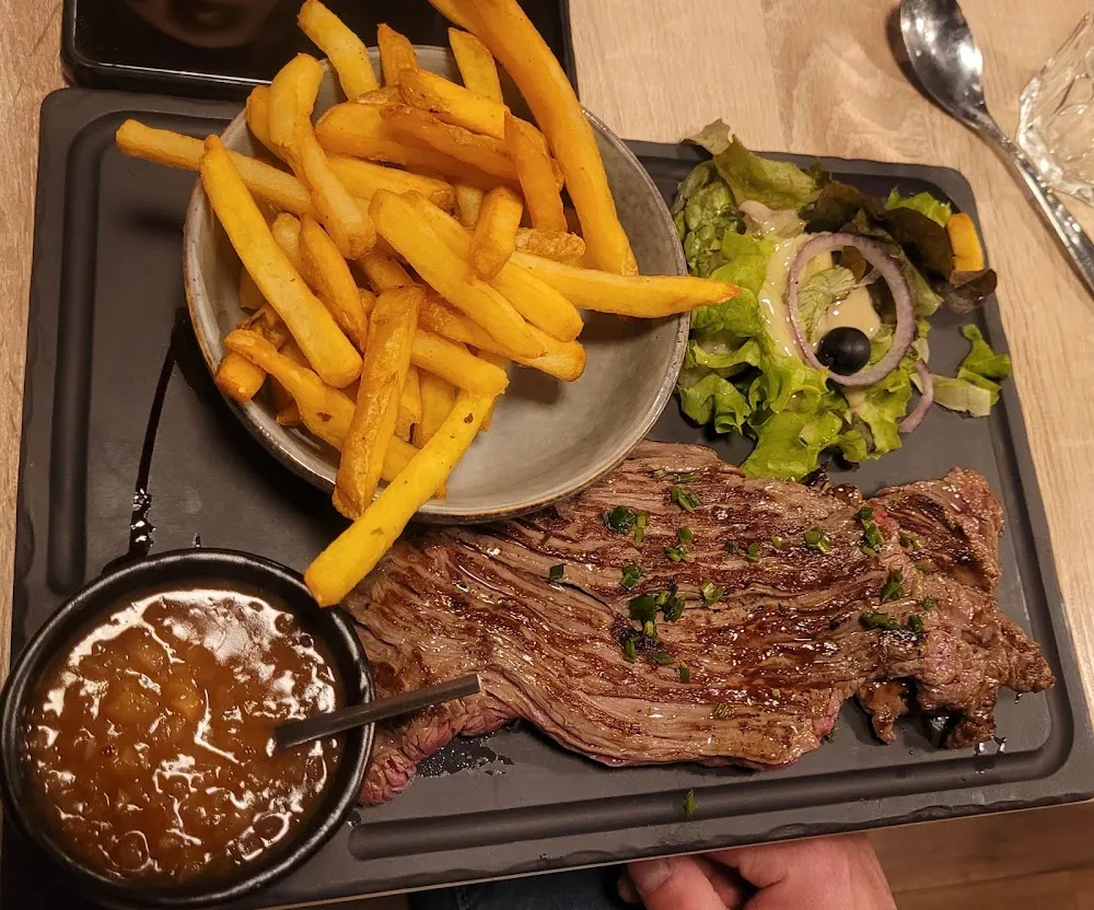 Entrecôte Frites Salade